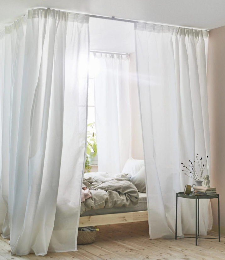 Nếu bạn đang tìm kiếm một lựa chọn rèm khung giường ngủ đẹp mắt, thì không nên bỏ qua những chiếc rèm có 4 trụ. Với nhiều màu sắc và kiểu dáng khác nhau, chúng sẽ tạo nên một không gian ngủ đẹp mắt và ấm áp cho bạn cảm nhận.