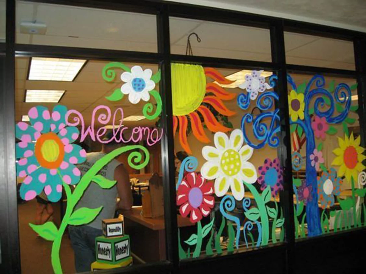 Lớp học Vinarem với trang trí cửa sổ đầy màu sắc chào đón các em học sinh mỗi ngày. Nơi đây, các em sẽ tận hưởng không gian học tập tuyệt vời với trang trí tối ưu cho hoạt động học tập và thư giãn.