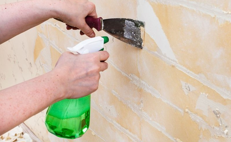 Cách bóc giấy dán tường bằng nước tẩy rửa